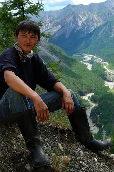 Aldar, jeune Soyot, surplombant la rivière Irkout, dans les monts Saïan orientaux, Sibérie, 2010.