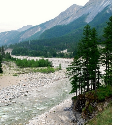 Monts Saïan orientaux, photographie de Bernard Grua : La rivière Irkout en aval de Sorok, été 2008. Vue de la rivière Irkout entre Sorok et la vallée de la Tounka
