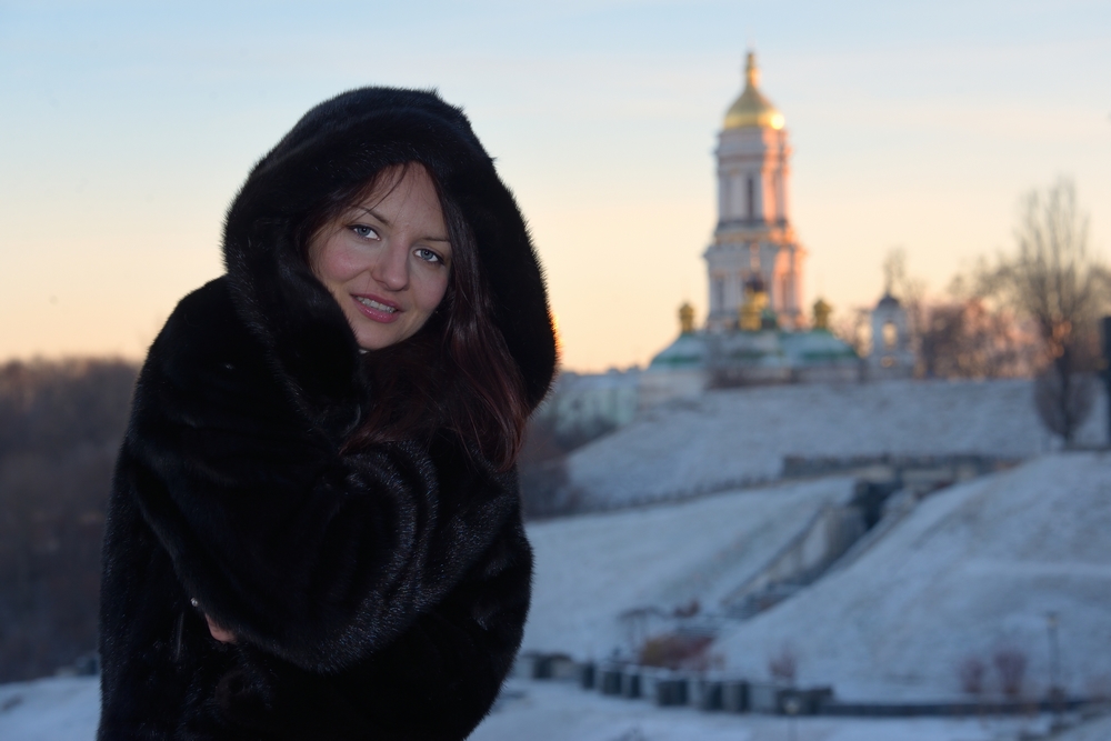 Bernard Grua : Nastya devant la laure des grottes Pechersk Lavra de Kiev