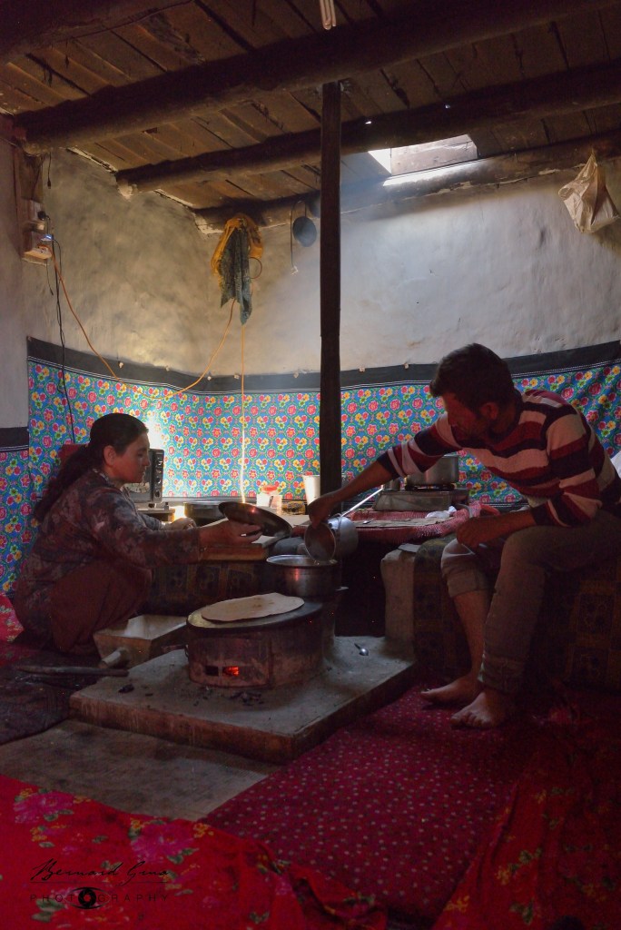 Cuisine d'une maison Pamirie et chapatis par Bernard Grua