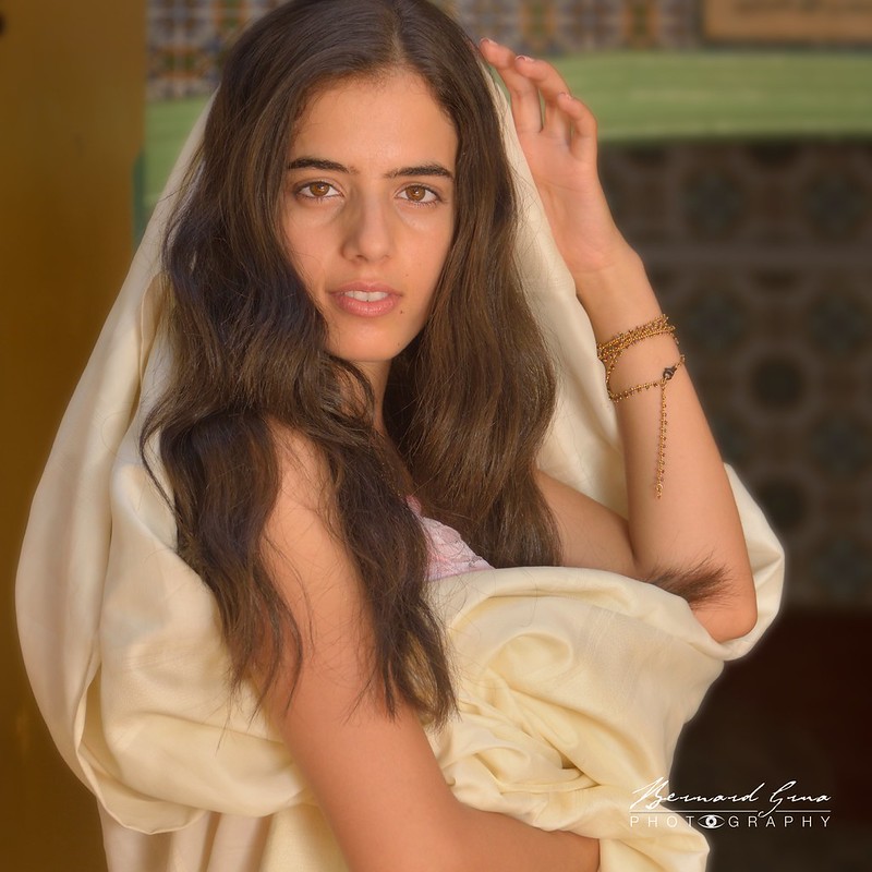 Abir devant le hammam Safsari, Médina de Mahdia, Tunisie, 3 août 2017.