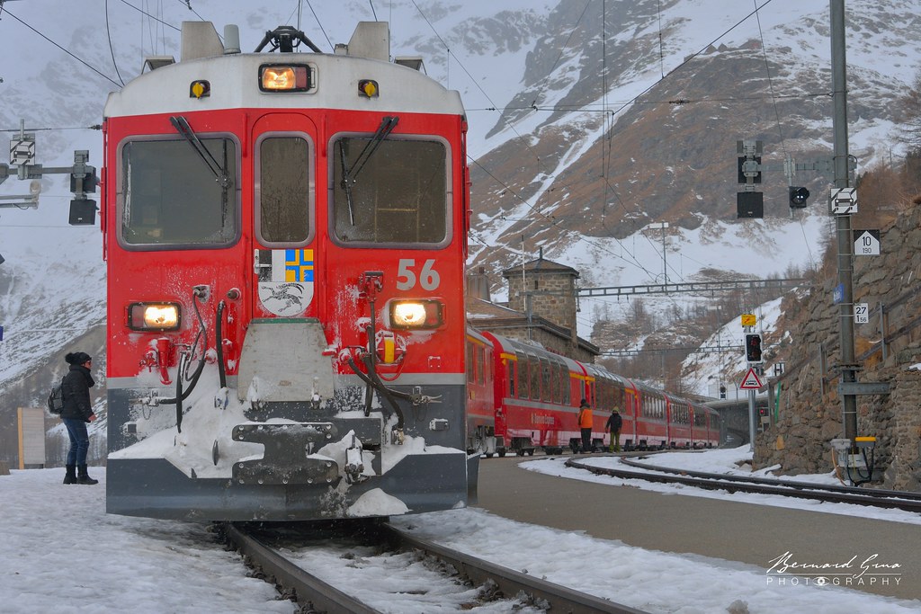 Train du Bernina Express en gare de l’Alp Grüm en hiver, altitude 2 091 m, canton des Grisons, Suisse