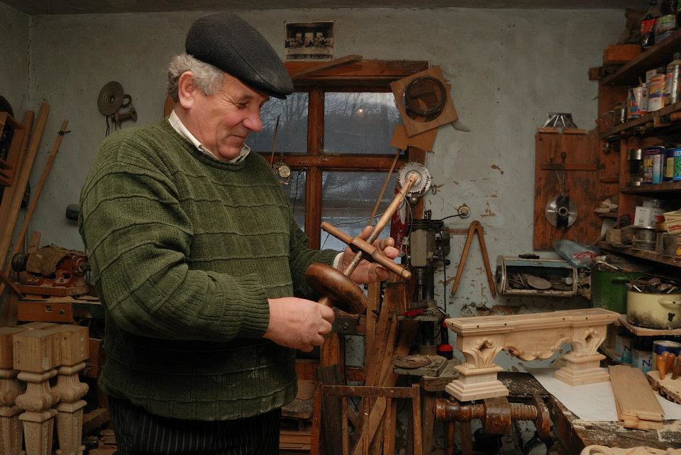 Ébéniste à Kosmach, Carpates, Ukraine