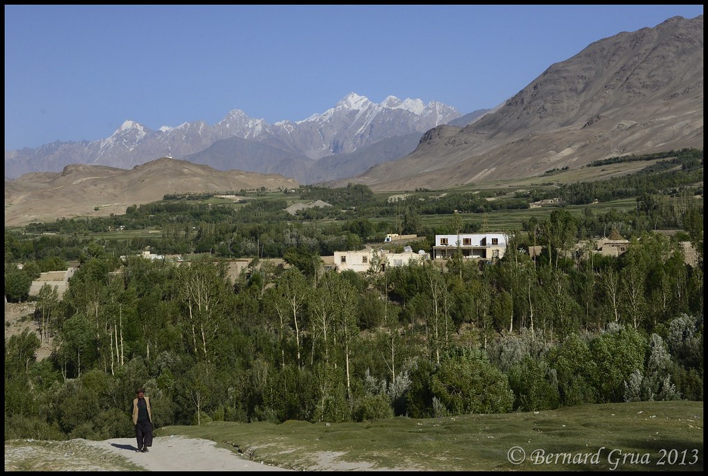 Entrée du corridor du Wakhan à Eshkashem avec l’Hindu Kush en arrière plan, Afghanistan