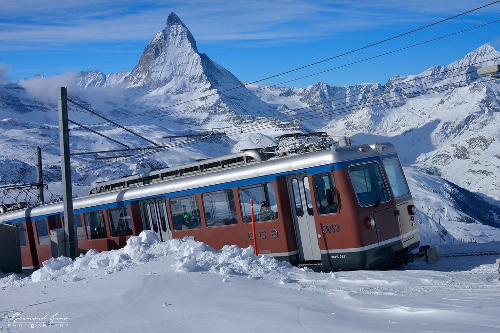 Train à crémaillère de Zermatt dans la neige avec le Cervin en arrière plan, canton du Valais, Suisse