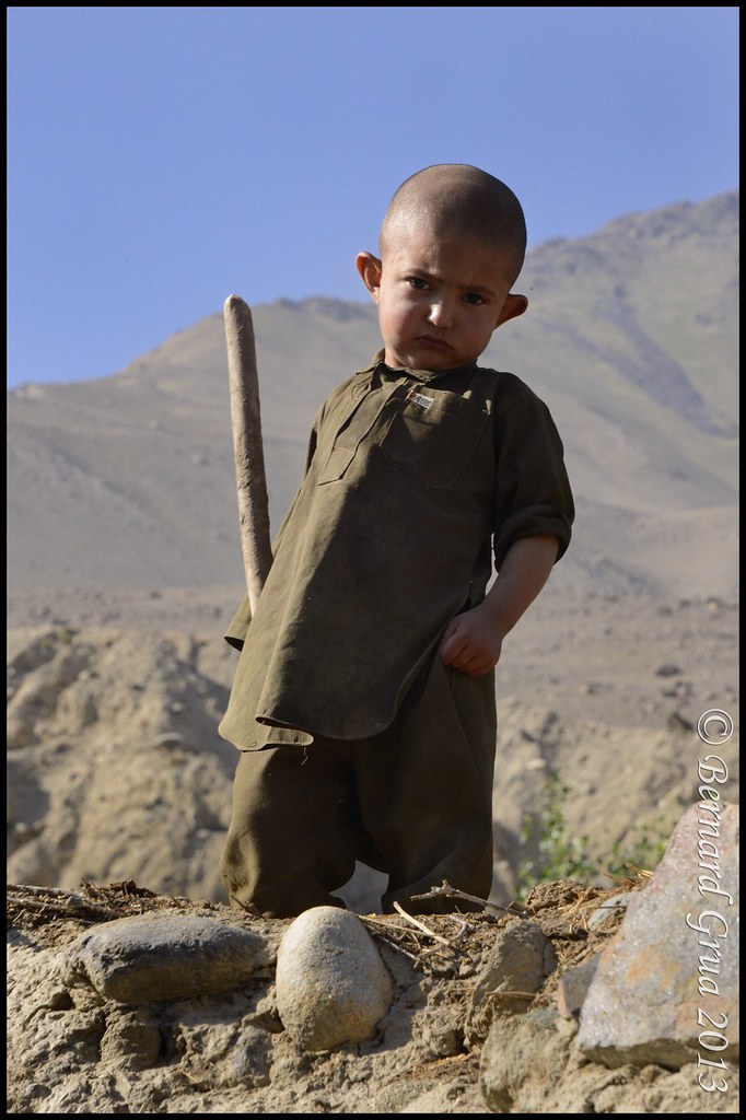 Jeune garçon wakhi sur un toit à Khandud, dans le corridor du Wakhan, Badakhchan, Afghanistan, le 29 juillet 2013.