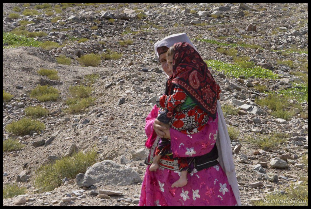 Femme wakhi portant un enfant dans le corridor du Wakhan, entre Qazideh et Khandud, Badakhchan, Afghanistan, le 31 juillet 2013.