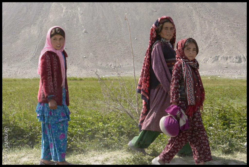 Mère de famille et enfants wakhis dans le corridor du Wakhan, entre Qazideh et Khandud, Badakhchan, Afghanistan, le 31 juillet 2013.