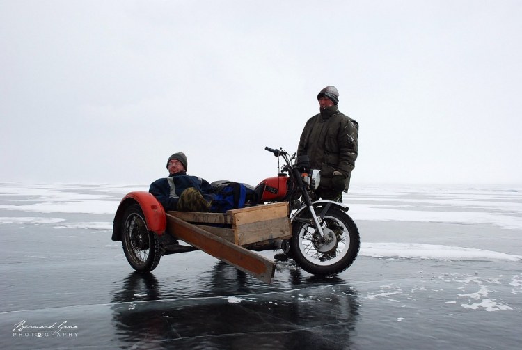 En moto sur le lac Baïkal gelé, Sibérie, Russie