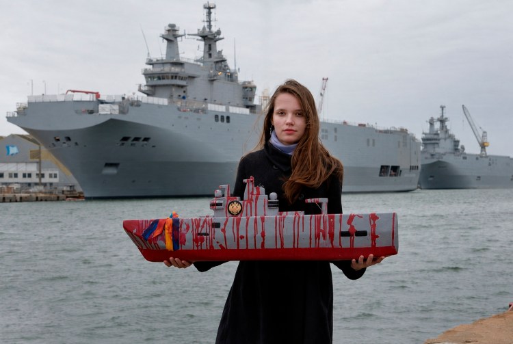 Photo : Bernard Grua. Les « Mistral russes » au dock Penhoët de Saint-Nazaire, en France – 22 février 2015. Avec : Olesia, d’Ivano-Frankivsk, en Ukraine. Au premier plan, à l’arrière-plan, le BPC Sébastopol, dont la construction n’est pas encore achevée (les essais en mer devraient débuter en mars 2015). Le deuxième : le BPC Vladivostok, prêt à être livré.