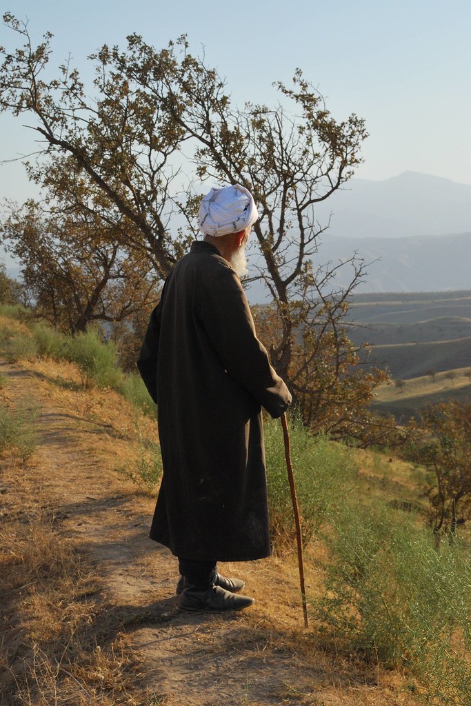 Homme ouzbek portant une tenue traditionnelle dans les montagnes de Sariasiya, province de Sourkhandaria.